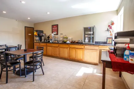 Econo Lodge Отели в г. Энумкло