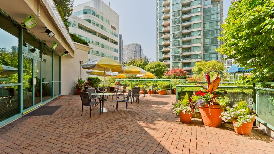 Rosedale on Robson Suite Hotel