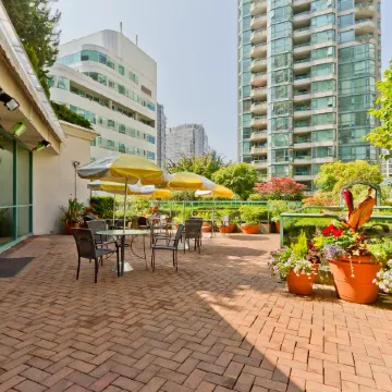 Rosedale on Robson Suite Hotel