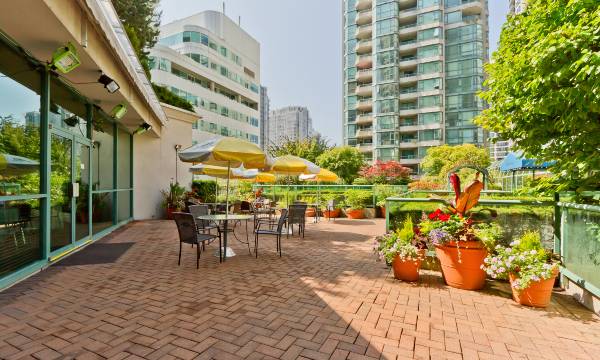 Rosedale on Robson Suite Hotel