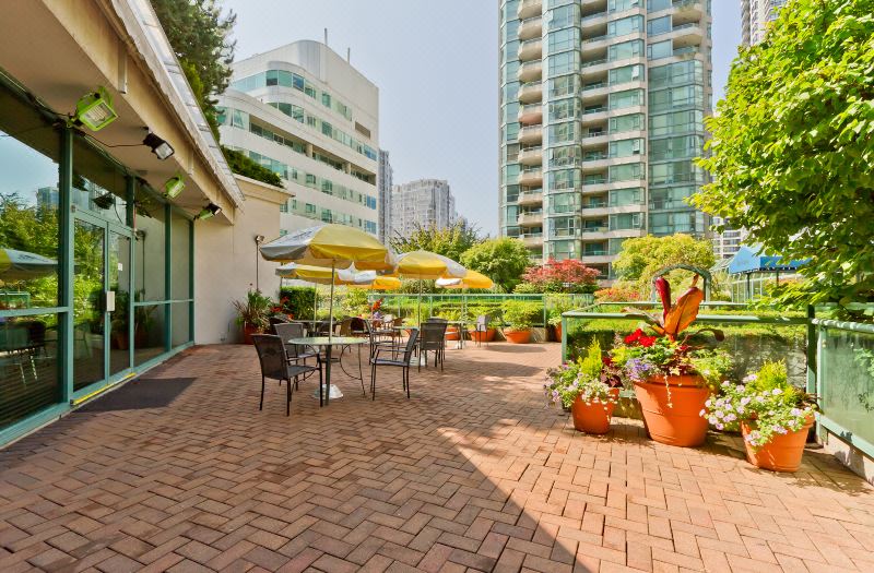 Rosedale on Robson Suite Hotel