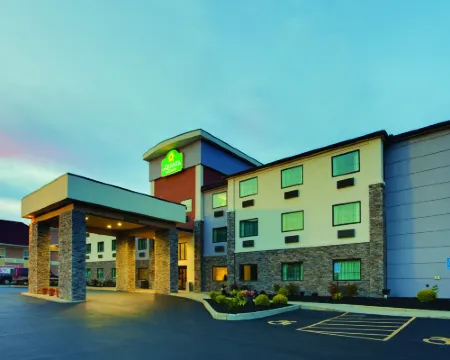 La Quinta Inn & Suites by Wyndham Batavia Hotels in Genesee County