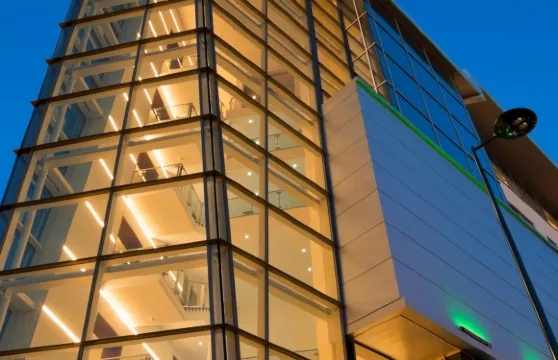 德比河燈假日酒店