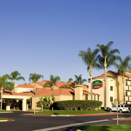Courtyard San Diego Sorrento Valley Отели рядом с достопримечательностью «Институт Солк»