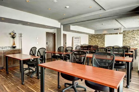 Home Inn & Suites - Swift Current Отели в г. Свифт Каррент