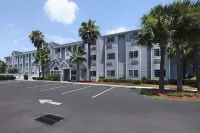 Microtel Inn & Suites by Wyndham Palm Coast I-95 - Parking