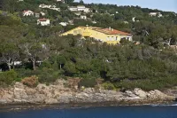 Hôtel les Calanques Отели в г. Рокбрюн-Сюр-Аржан