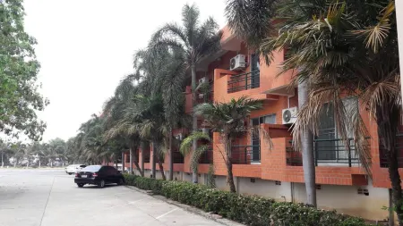 Rawanda Resort Hotel Отели рядом с достопримечательностью «Phra Prang Sam Yot»