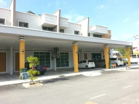 Super OYO 89930 Golden Guest House