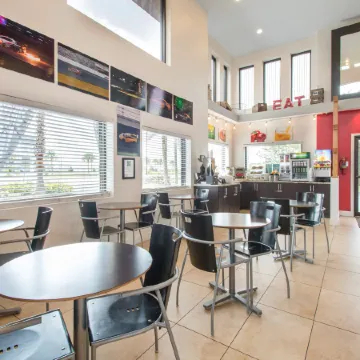 Quality Inn Daytona Speedway - I-95 Отели рядом с достопримечательностью «Выставочный и конгресс-центр Ocean Center»