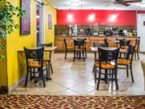 Econo Lodge Inn & Suites Hotels in Walnut