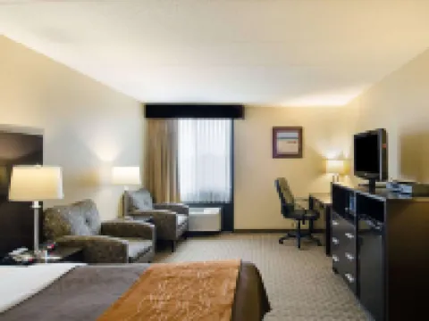 Comfort Inn & Suites Hotels in Fall River