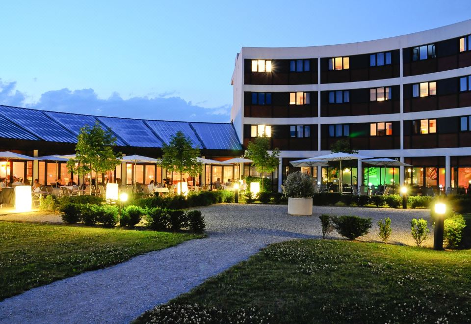 Hotel Archamps Porte Sud de Geneve - Housity