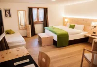 Wellnesshotel Liun B&B Hotels in Tschierv