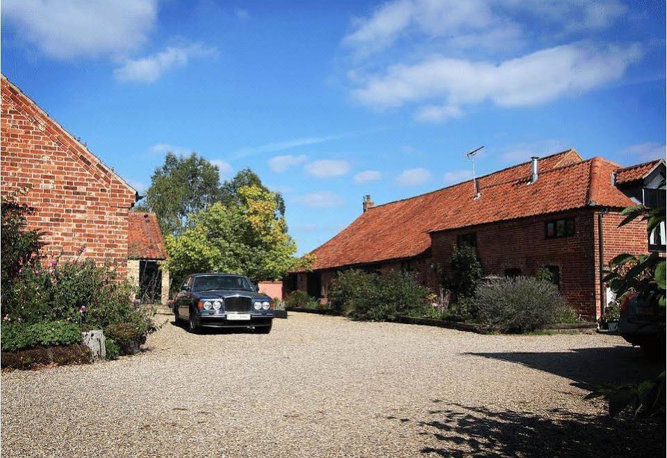 Courtyard Barn - Housity