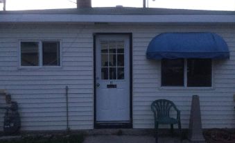 Waters Edge Motel - Housity