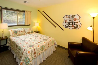 Moderne Hostel Hotels in June Lake