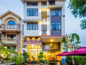 La Maison Danang Beach Hotel