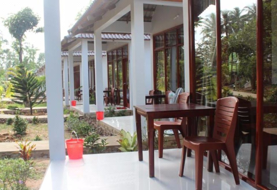 1. Hoa Nhat..