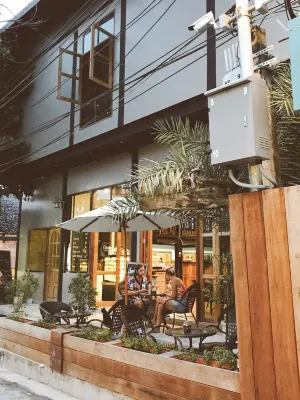 Bloom Cafe & Hostel