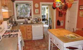 Frog Hollow Bed and Breakfast - Housity