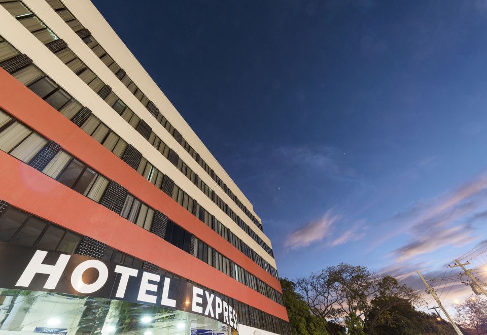 3. Hotel Ex..