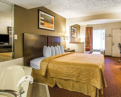 hotels in dublin ga with jacuzzi in room
