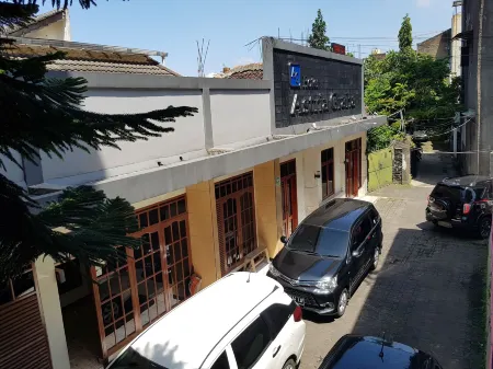 Hotel Astria Graha Отели в г. Lengkong