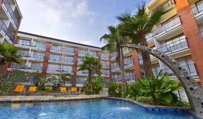 屋外プール スイス ベルホテル チューバンの写真