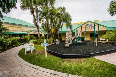 Beachside Hotel & Suites Отели рядом с достопримечательностью «Публичная библиотека Коко-Бич»