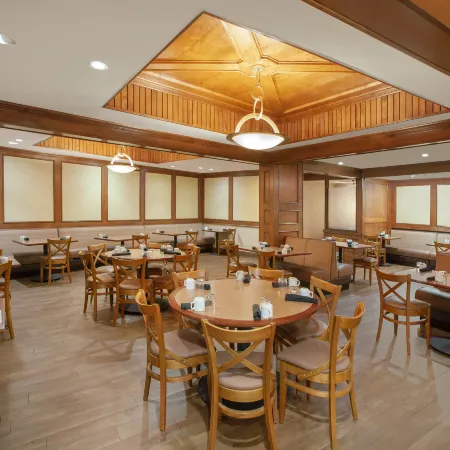 Holiday Inn Express DALLAS MEDICAL - MARKET CTR by IHG Отели рядом с достопримечательностью «Небоскрёб "Фаунтин-плейс"»