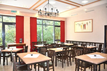 Landhotel-Neunburg Отели рядом с достопримечательностью «St Josef»