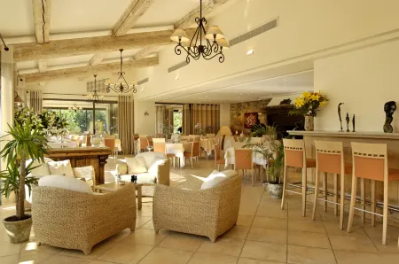 Hôtel Golf & Spa Château de la Bégude the Originals Collection Отели рядом с достопримечательностью «SKEMA Business School - Sophia Antipolis»