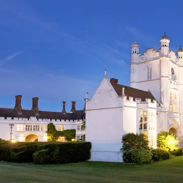 Travellers Point Hotel - Housity