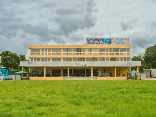 Hotel Silver Leaf Hotel di Vapi