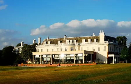 Hotel du Vin Cannizaro House Wimbledon Отели рядом с достопримечательностью «Баддхападипа Темпл»