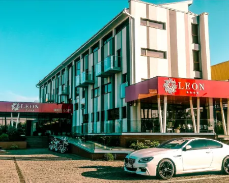 Hotel Leon & Spa アラドのホテル