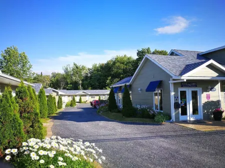 Motel des Cèdres Отели в г. Шербрук