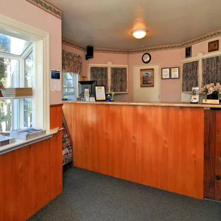 Bide-A-Wee Inn and Cottages Отели рядом с достопримечательностью «Парк Лаверс-Пойнт»