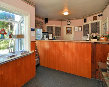 Bide-A-Wee Inn and Cottages Отели рядом с достопримечательностью «Асиломар Бич Вью»