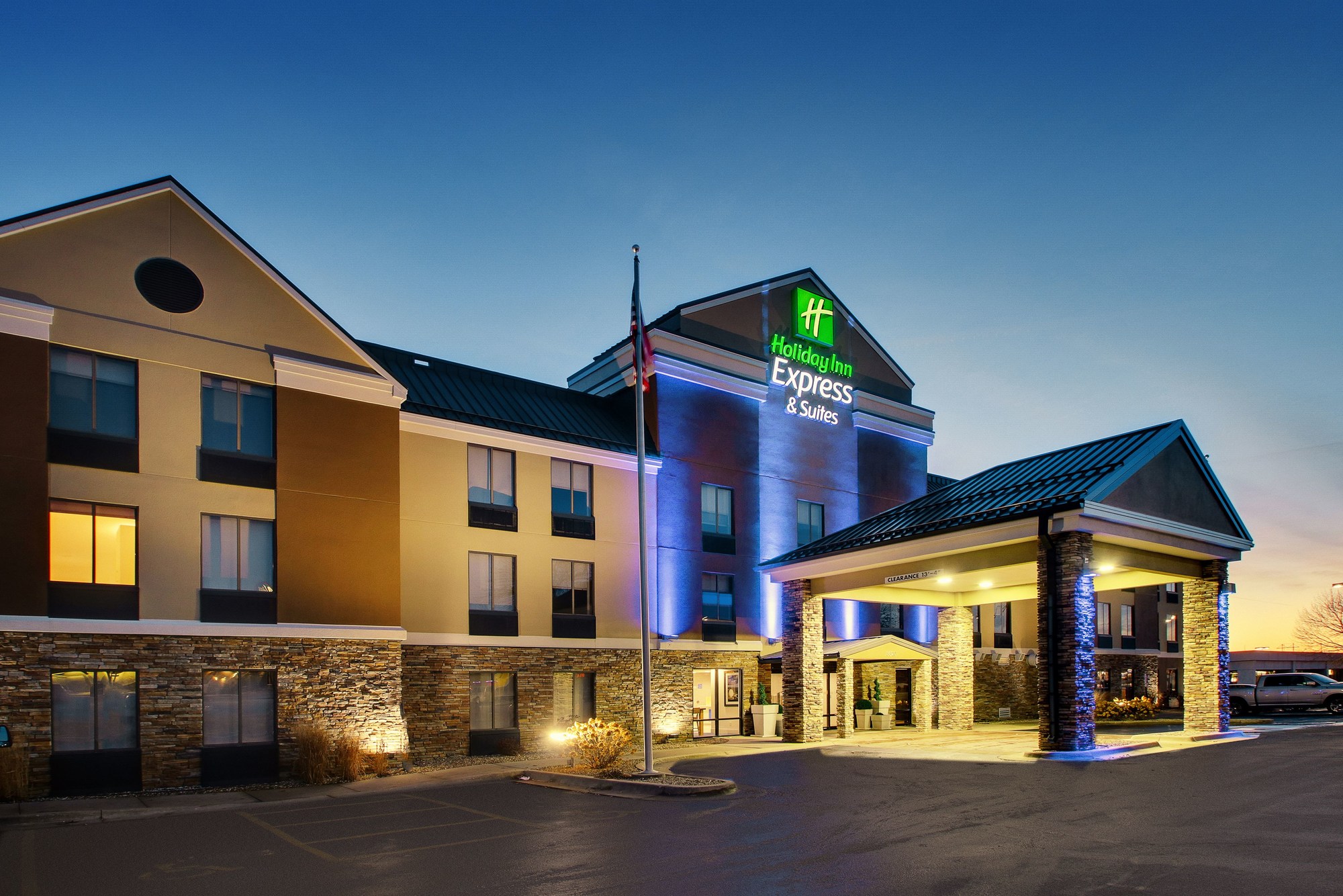 Holiday Inn Express & Suites - Interstate 380 at 33rd Avenue, an Ihg Hotel