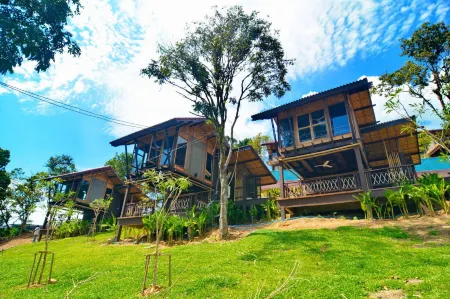 Alama Sea Village Resort Отели рядом с достопримечательностью «Khlong Chak Waterfall»