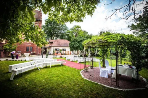 Eventlocation & Hotel Schloss Neuburg Hôtels à : HaBmersheim