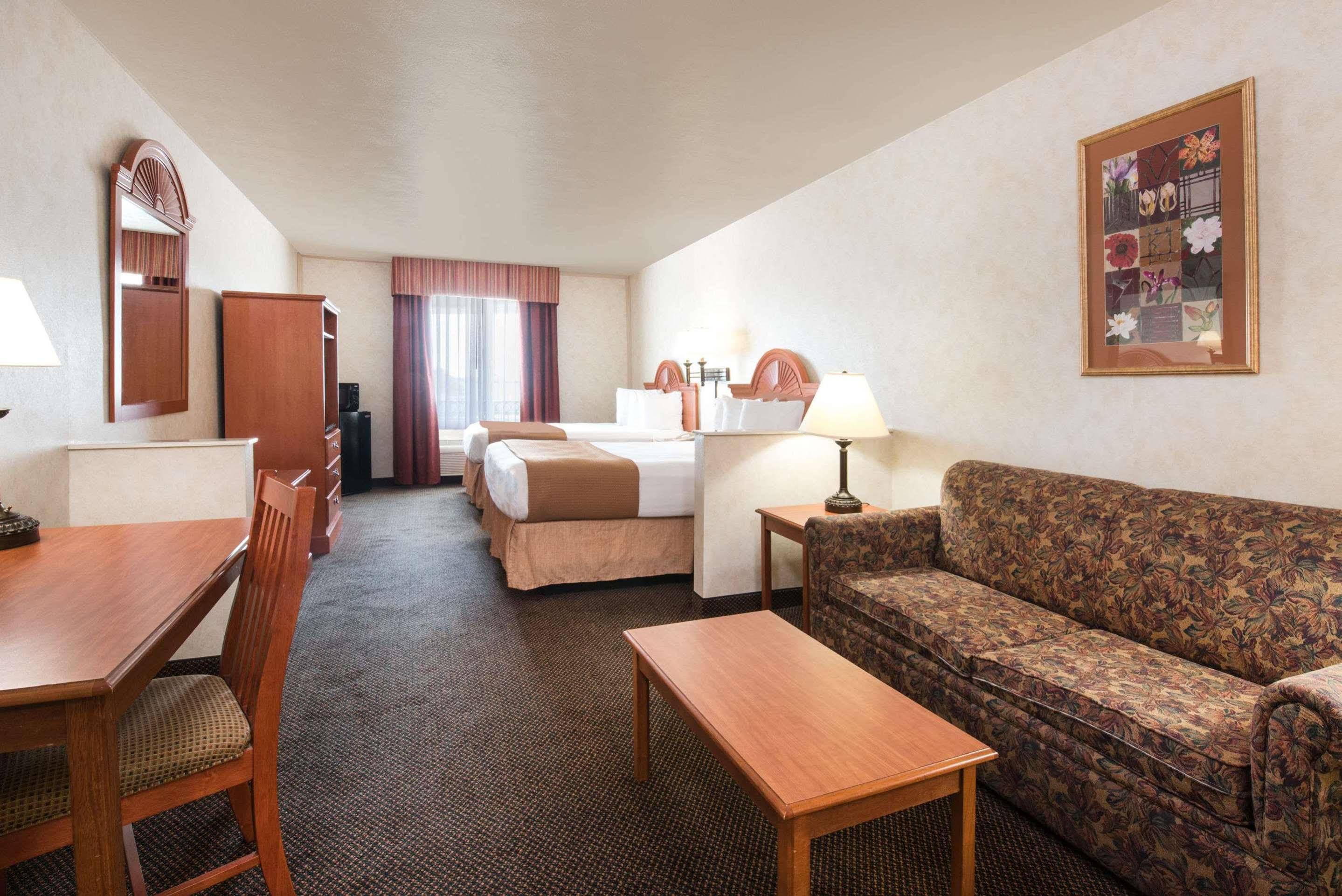 Howard Johnson Hotel & Suites by Wyndham Oacoma