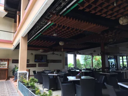 Bahamas Hotel & Resort Отели в г. Tanjung Pendam