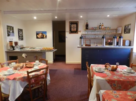 Hotel Belle Vue Отели в г. Сен-Жульен-де-Лампон