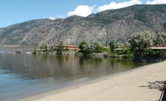 Sahara Courtyard Inn & Suites Osoyoos