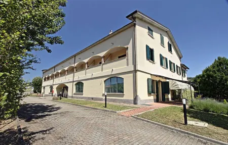 Albergo Della Roccia Отели в г. Felegara