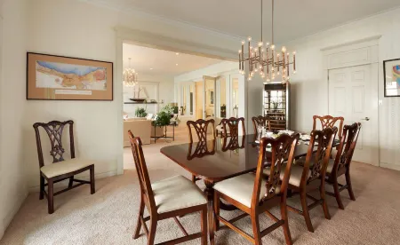 Somerset - A Private Retreat Отели рядом с достопримечательностью «Сентенниал Лилак Гарден»