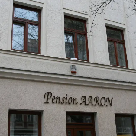 Aaron Отели рядом с достопримечательностью «Карлин»